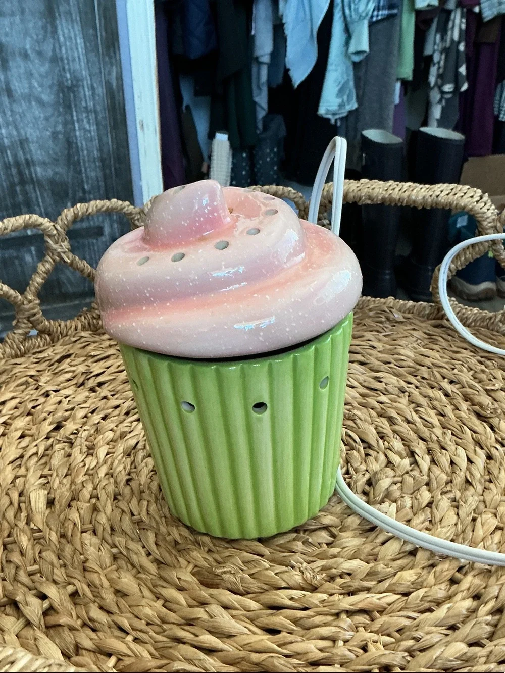 Scentsy Ceramic Cupcake Wax Warmer - Pink Frosting & Green Base